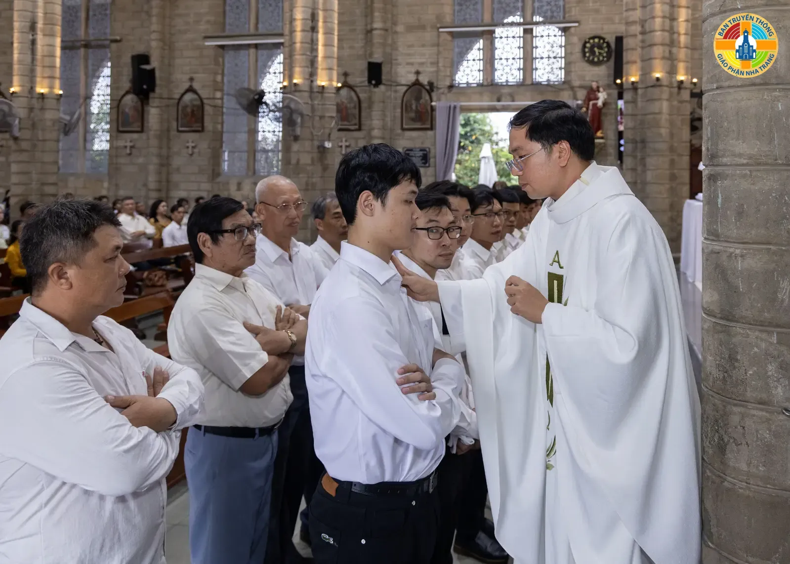 Giáo xứ Chánh Tòa Nha Trang Hân Hoan Đón Các Tín Hữu Mới Qua Các Bí Tích Khai Tâm - Ảnh 7