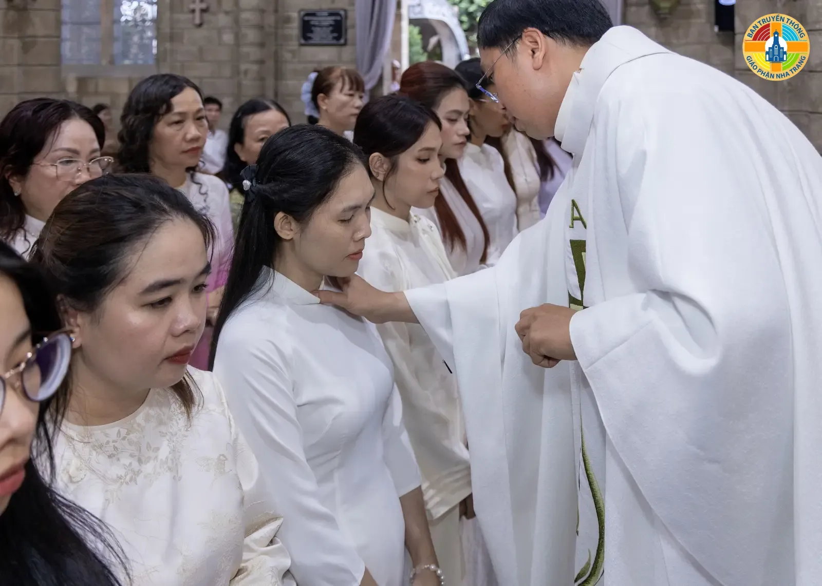 Giáo xứ Chánh Tòa Nha Trang Hân Hoan Đón Các Tín Hữu Mới Qua Các Bí Tích Khai Tâm - Ảnh 9