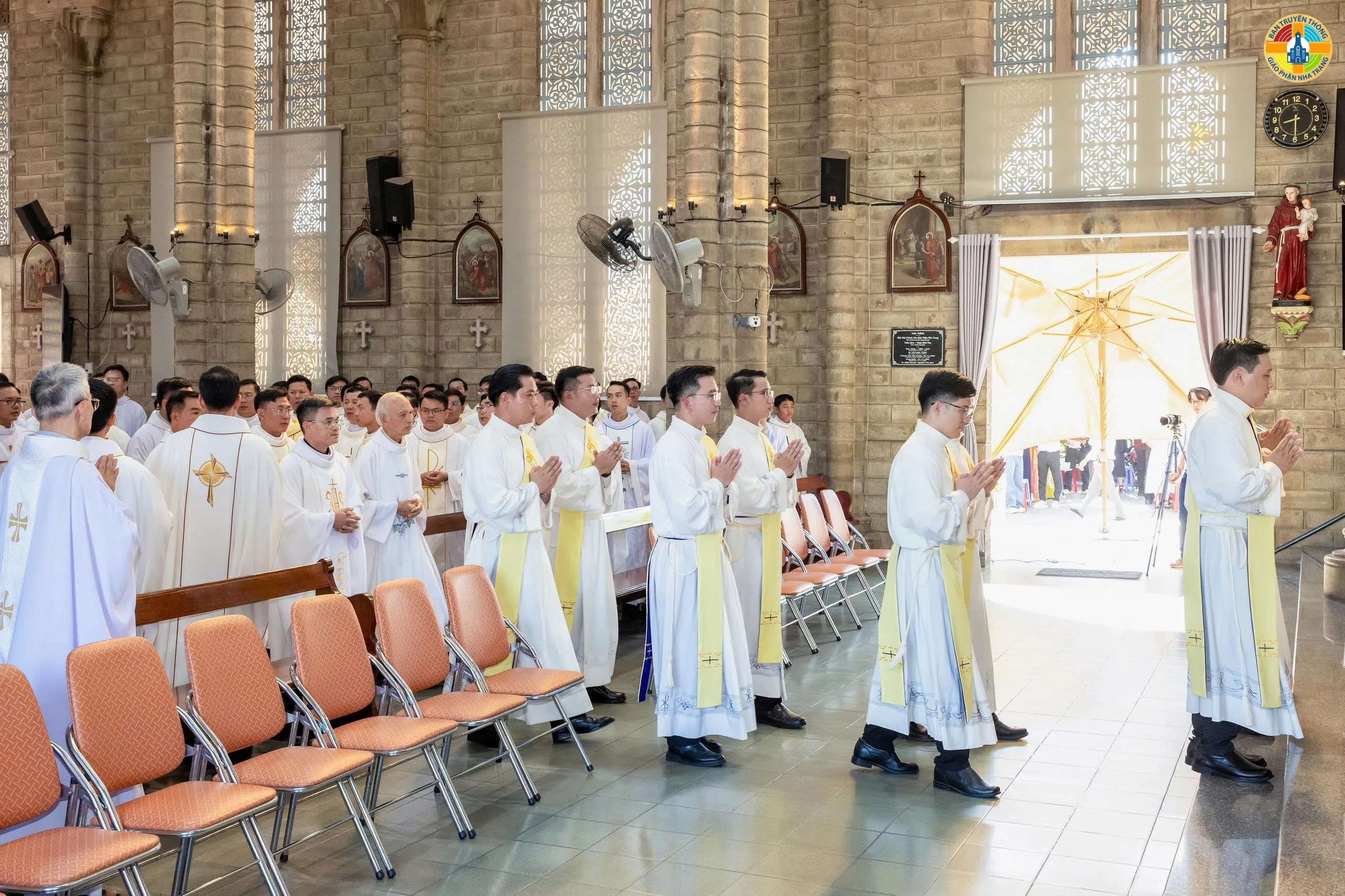 Sứ Điệp Giáng Sinh Trong Kỷ Nguyên Số: Từ Hài Nhi Nơi Máng Cỏ Đến Sự Hiện Diện Đích Thực Trên Mạng Xã Hội - Ảnh 1