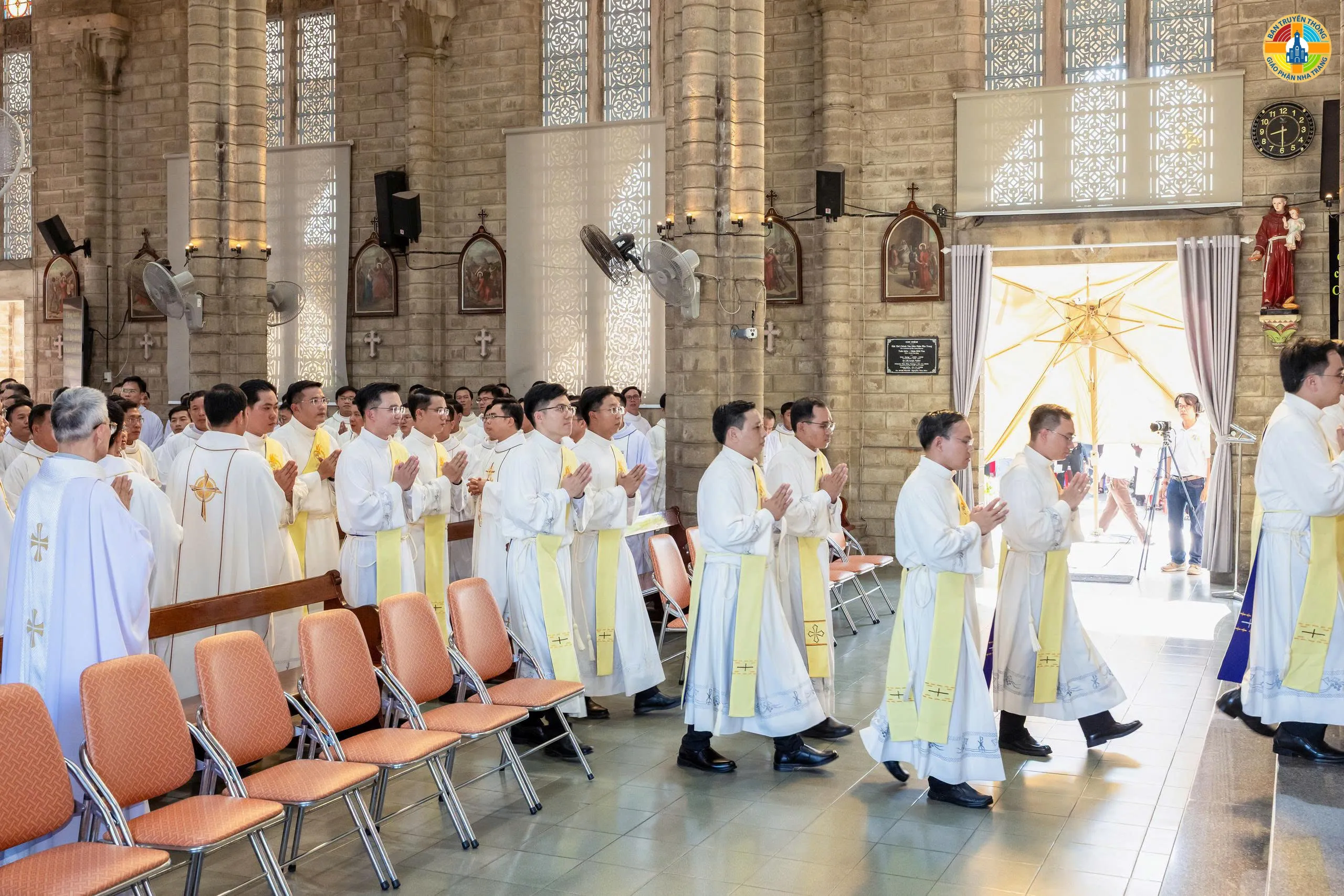 Sứ Điệp Giáng Sinh Trong Kỷ Nguyên Số: Từ Hài Nhi Nơi Máng Cỏ Đến Sự Hiện Diện Đích Thực Trên Mạng Xã Hội - Ảnh 2