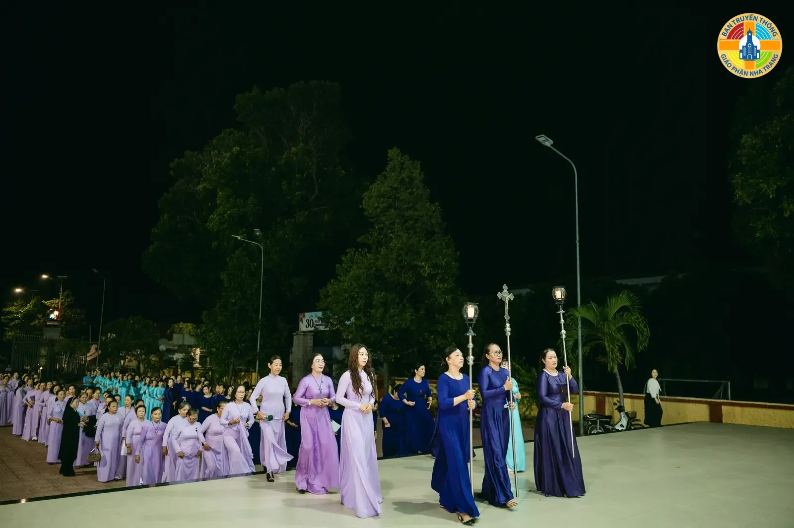 Thánh Lễ Suy Tôn Thánh Giá: Bổn Mạng Ba Hiệp Hội Mến Thánh Giá Huế - Qui Nhơn và Nha Trang tại Giáo xứ Hòa Nghĩa - Ảnh 1