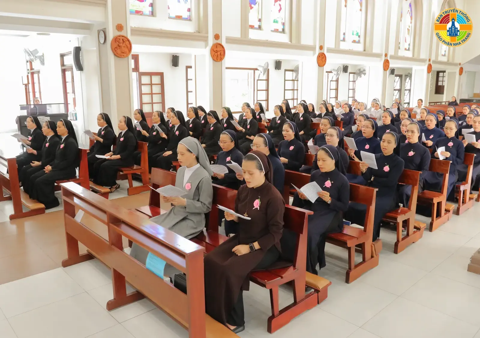 Thánh lễ tạ ơn bế giảng và trao bằng tốt nghiệp Lớp thần học liên tu sĩ Giáo Phận Nha Trang - khóa XXV - Ảnh 2
