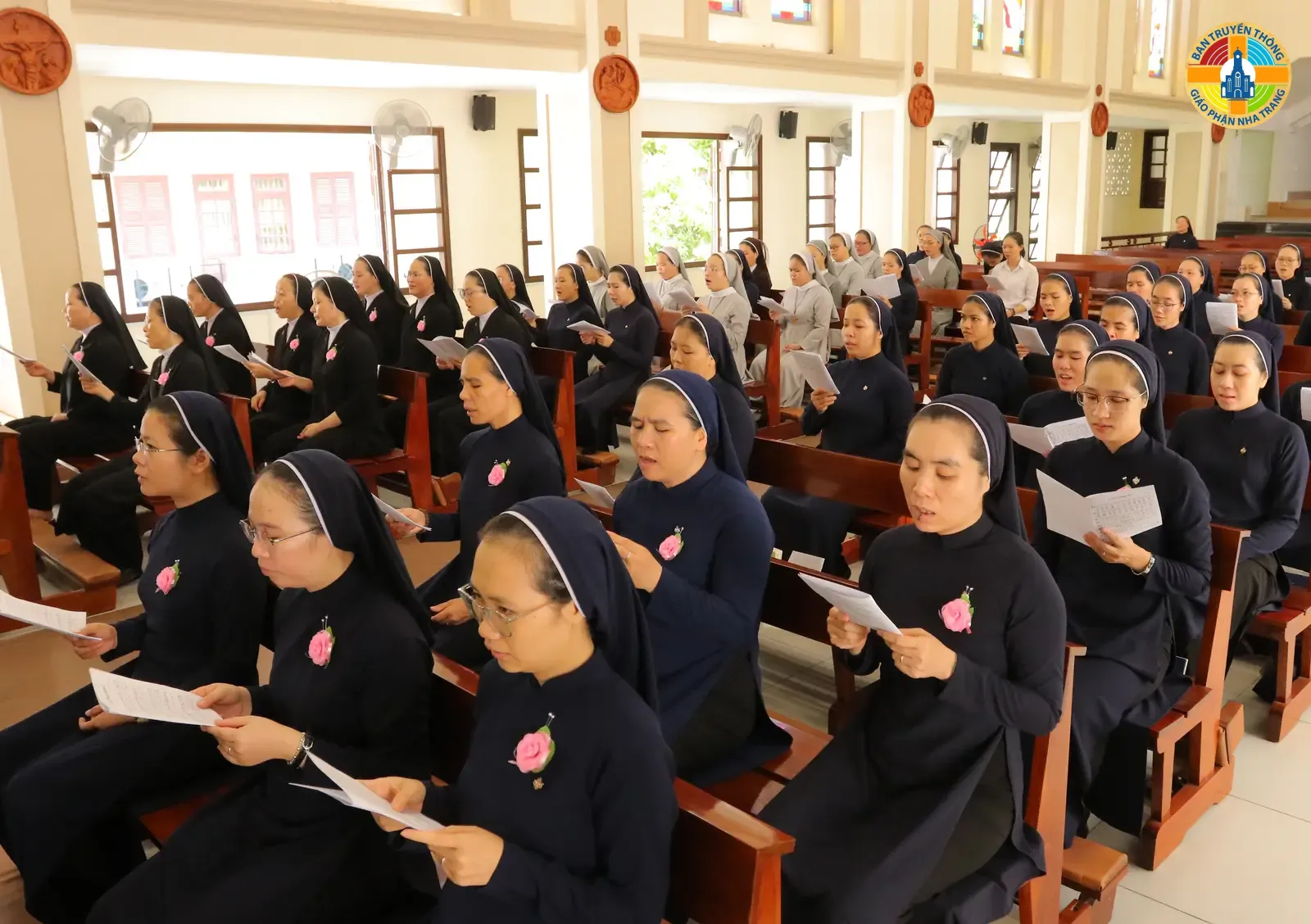 Thánh lễ tạ ơn bế giảng và trao bằng tốt nghiệp Lớp thần học liên tu sĩ Giáo Phận Nha Trang - khóa XXV - Ảnh 3