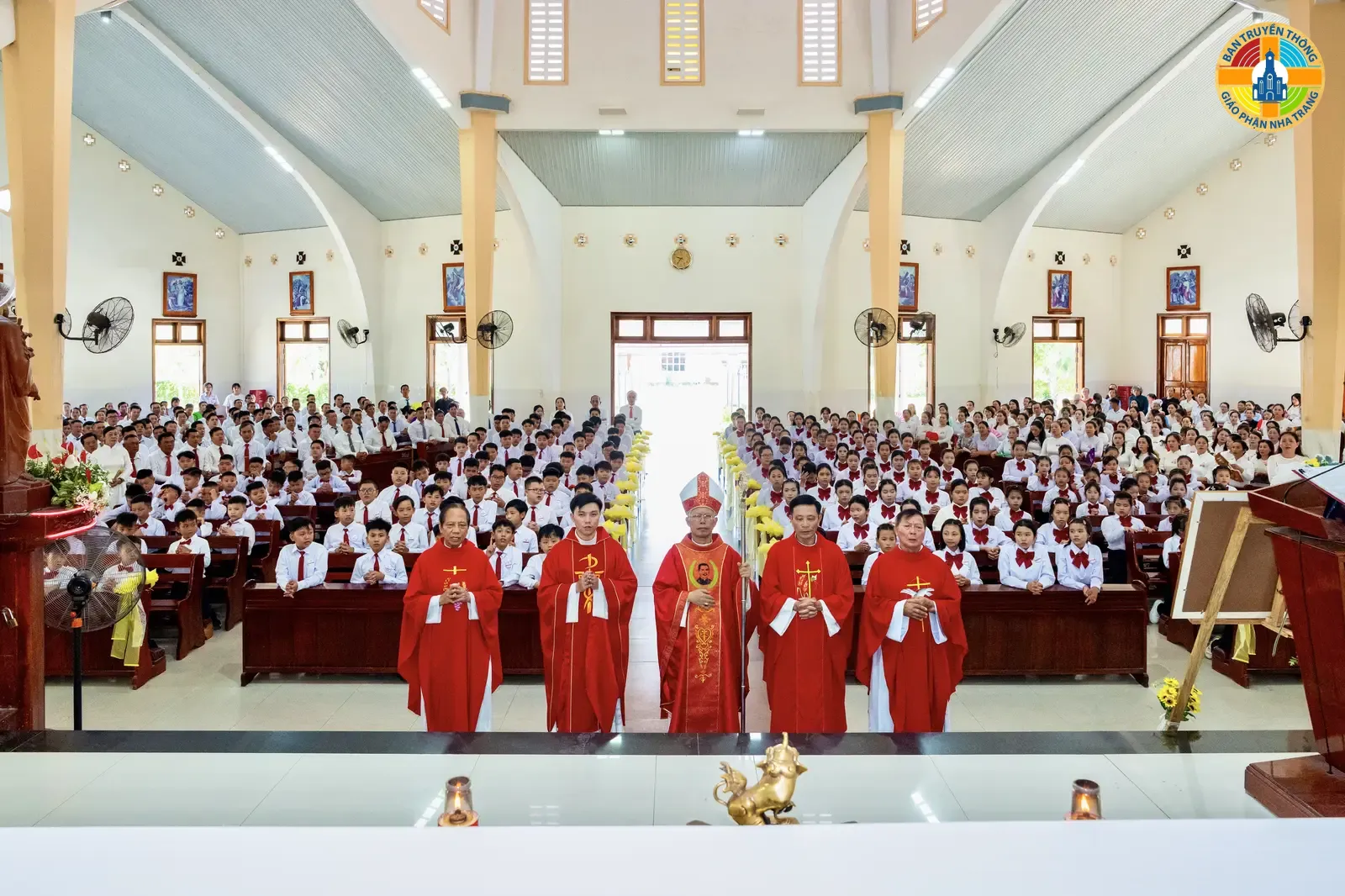 Giáo Xứ Vinh Trang: Đức Cha Giuse Ban Bí Tích Thêm Sức và Rước Lễ Lần Đầu Cho Hơn 180 Em Thiếu Nhi