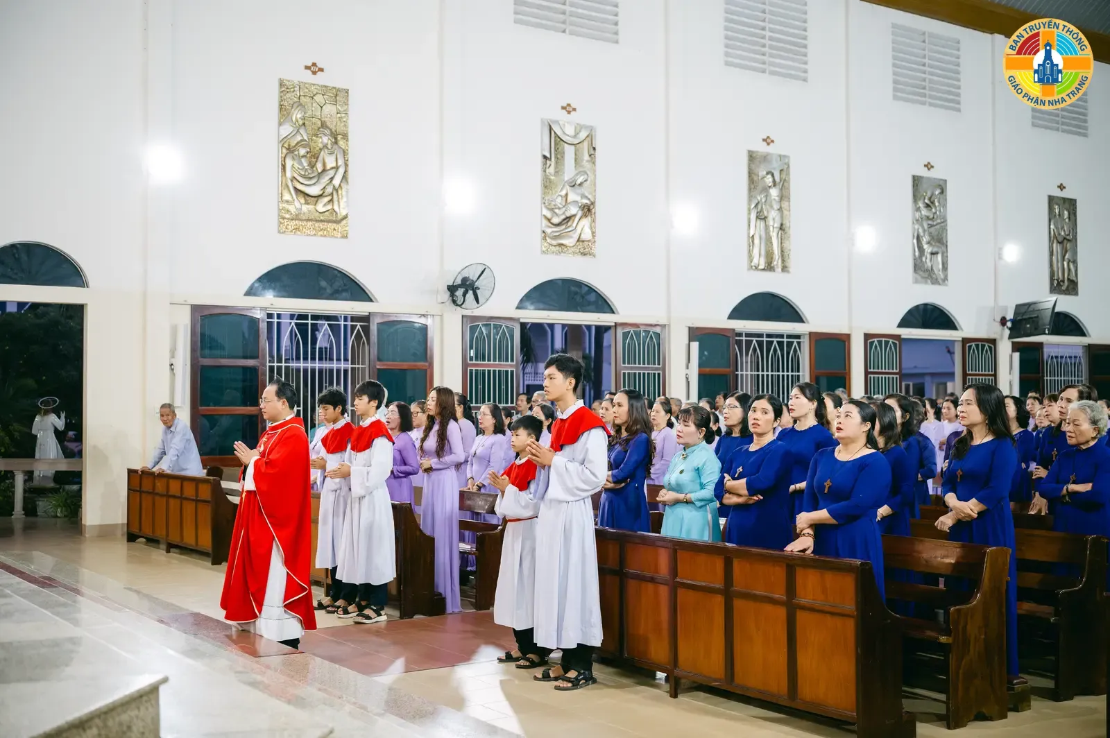 Thánh Lễ Suy Tôn Thánh Giá: Bổn Mạng Ba Hiệp Hội Mến Thánh Giá Huế - Qui Nhơn và Nha Trang tại Giáo xứ Hòa Nghĩa